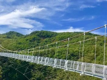 辽宁虎谷峡玻璃栈道发生了什么样的事故？此事故该谁负责？