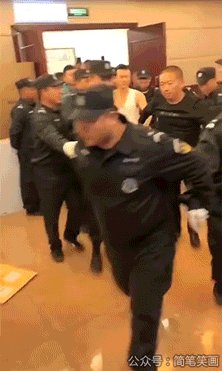 看不惯情侣秀恩爱当街抢劫 节日特色动态图