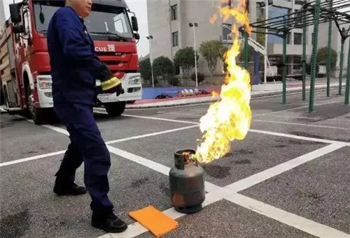 煤气罐着火先灭火还是先关阀门