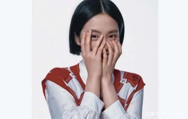 14岁黄多多出新照片，摄像机位置惹争议，你觉得妥不妥？