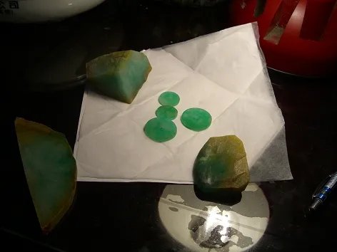 图解价值千万的翡翠毛料切片过程