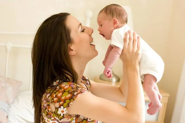 带孩子保姆住家好还是？