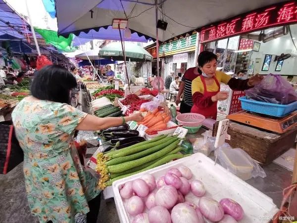 上海一家三口被封44天，买菜花掉2万元，物价上涨与哪些因素有关？