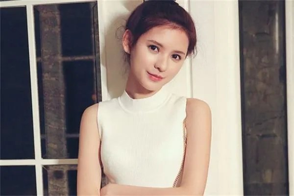 本来以为张予曦已经够美了,和妈妈同框被惊叹,妈妈的颜值到底多高?