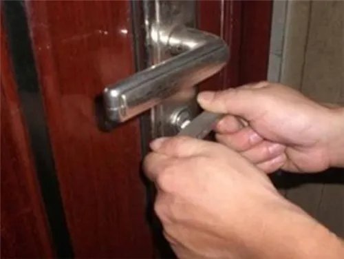 防盗门自己怎样换锁芯