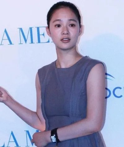 姜文小15岁妻子曝光：娇妻近照素颜照,姜文妻子周韵简介