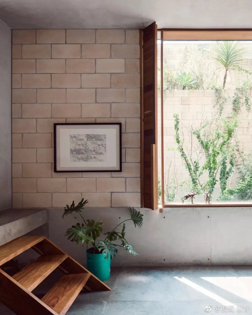 这座被命名为“AS Town House”的住宅位于墨西哥城...