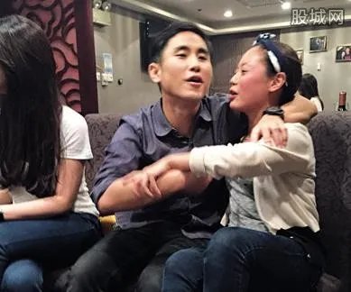 庄家彬瞧不上汤珈铖 与众美女左拥右抱享艳福