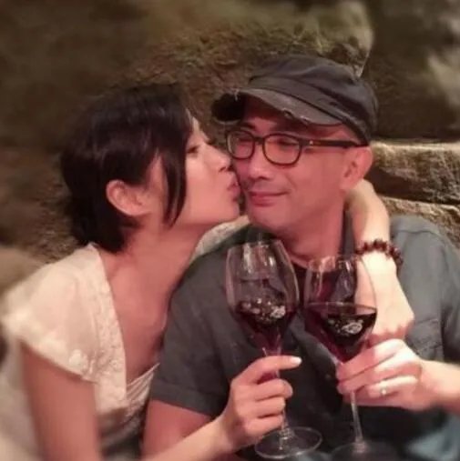 万绮雯老公图片曝光 揭秘前者出轨是真是假