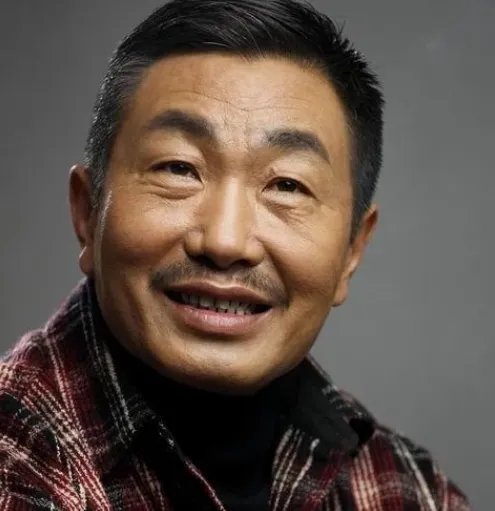 杜源4岁认识妻子，出道多年至今无绯闻，女儿成了最大的骄傲，你怎么看？