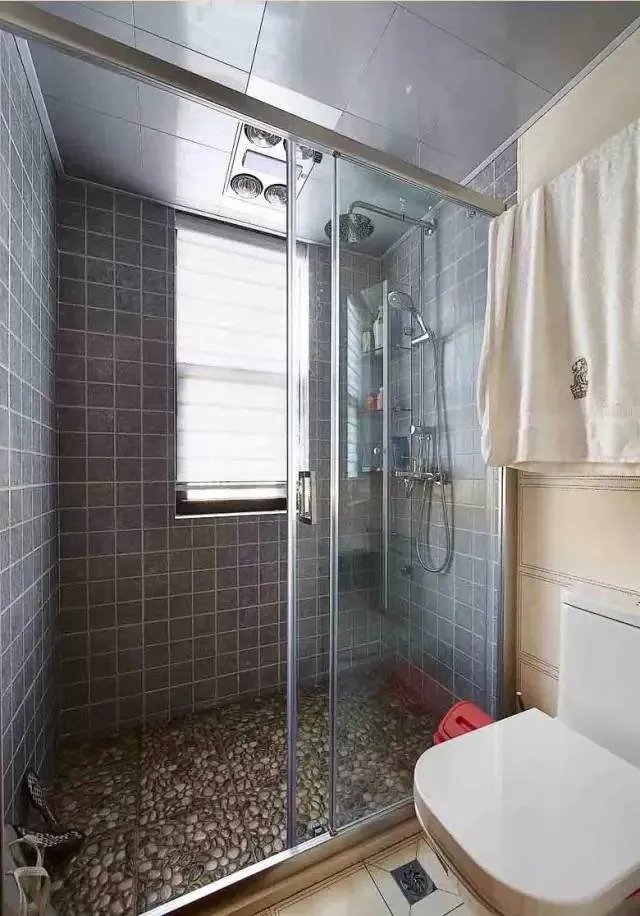 装推拉门的浴室，美观又好用！