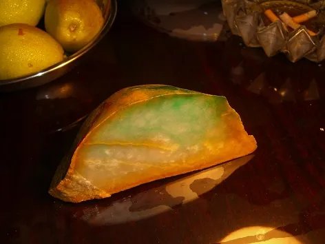 图解价值千万的翡翠毛料切片过程