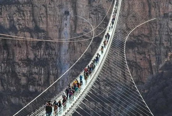 辽宁虎谷峡玻璃栈道发生了什么样的事故？此事故该谁负责？