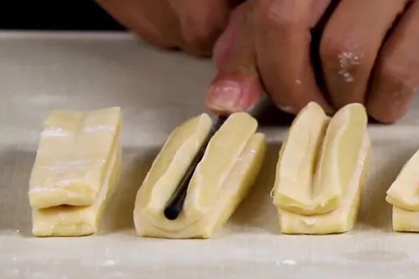 早餐油条怎么炸 炸油条的家常做法