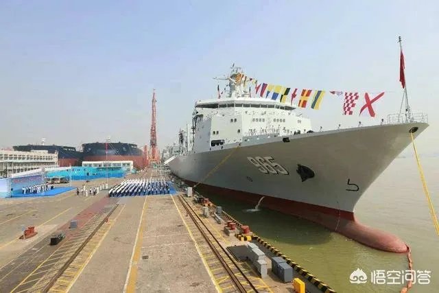 在辽宁舰的编队中，“呼伦湖”号补给舰有什么作用？