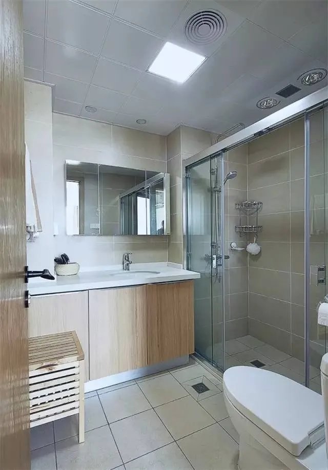 装推拉门的浴室，美观又好用！