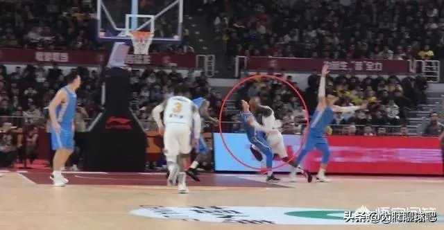 首钢和山西男篮的常规赛中，林书豪被外援富兰克林所撞到，翟晓川上前出头，你怎么看？