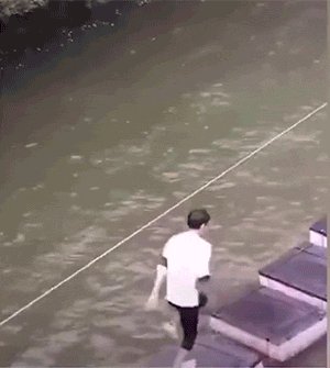 看不惯情侣秀恩爱当街抢劫 节日特色动态图