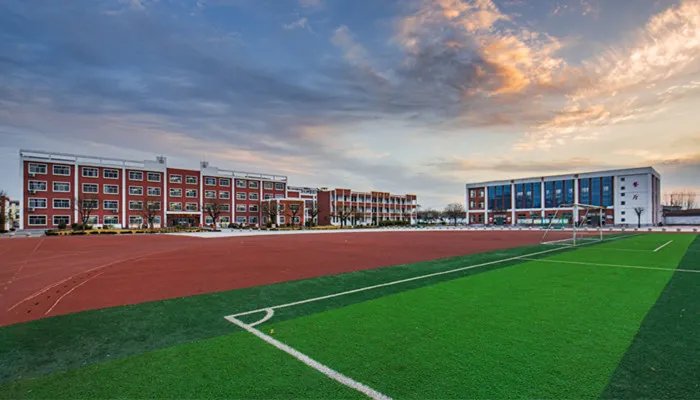 成都七中是公立还是私立