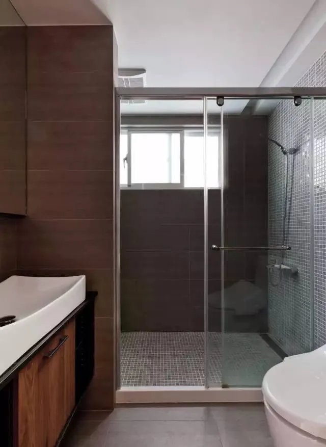 装推拉门的浴室，美观又好用！
