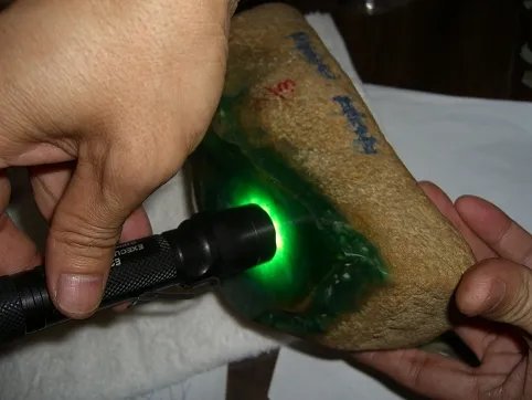 图解价值千万的翡翠毛料切片过程