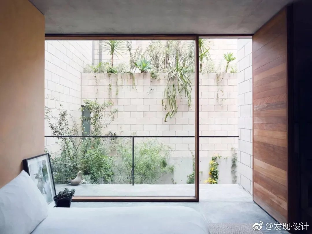 这座被命名为“AS Town House”的住宅位于墨西哥城...