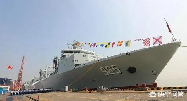 在辽宁舰的编队中，“呼伦湖”号补给舰有什么作用？