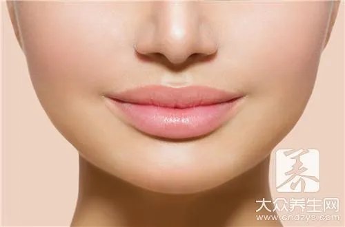 上嘴唇干燥是怎么回事呢