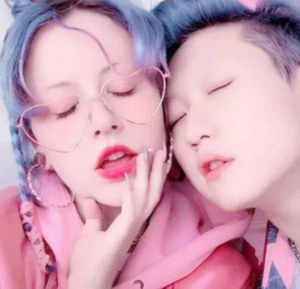 伊能静的儿子喜欢穿女装,患有严重的“异装癖”,造成这件事的原因是什么?