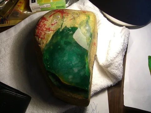 图解价值千万的翡翠毛料切片过程