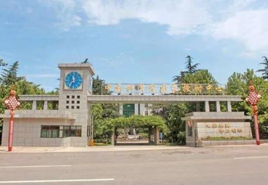 为了实现更高的时间测量精度,国家授时中心使用哪种产生和保持标准时间？