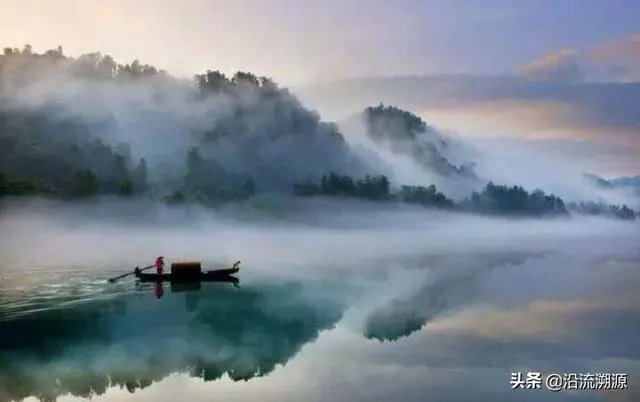 小溪泛尽却山行的“却”是什么意思？