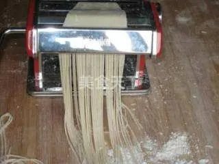 自制鸡蛋面的做法，自制鸡蛋面怎么做好吃，自制