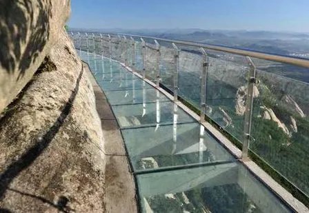 辽宁虎谷峡玻璃栈道发生了什么样的事故？此事故该谁负责？