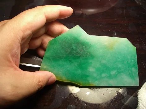 图解价值千万的翡翠毛料切片过程