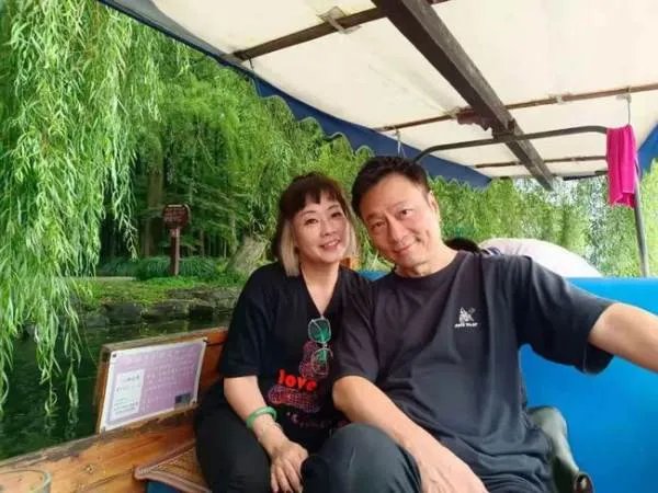 老戏骨黎耀祥牵手老婆游上海，为何却没有一人围观？