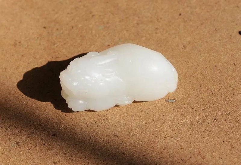 和田玉吊坠，是真的吗，看着有点奇怪，价格大约多少