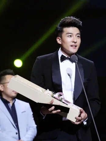 孙艺洲老婆是谁？  妻子居然是大学同窗