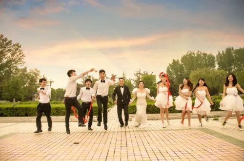 结婚伴郎伴娘有什么讲究 当伴郎会和伴娘亲密接触吗