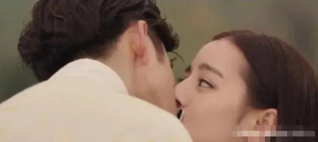 电影、电视剧拍吻戏时，发生过哪些令人尴尬的事？