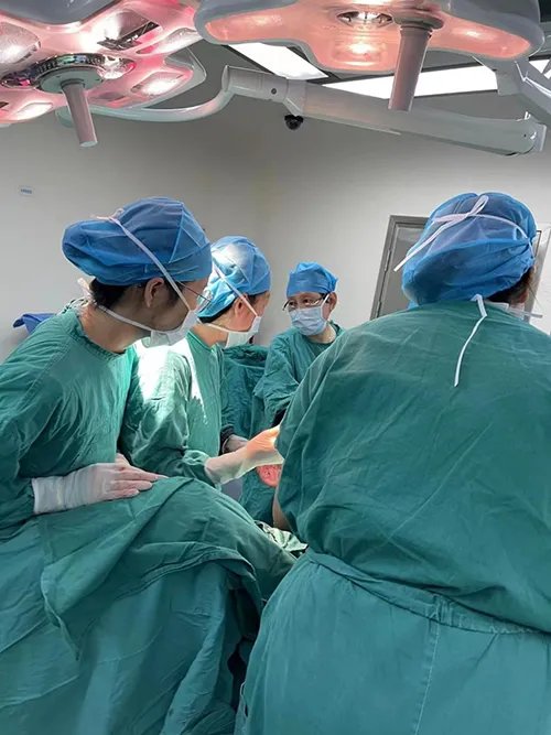 三胎“功成”却遇胎盘植入，多学科凌晨“总动员”成功抢救产妇生命