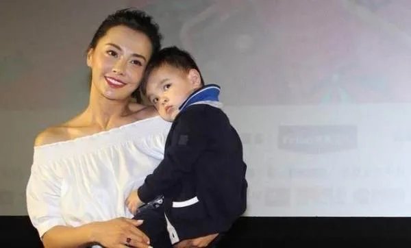 41岁吴奇隆前妻与现妻的现状？