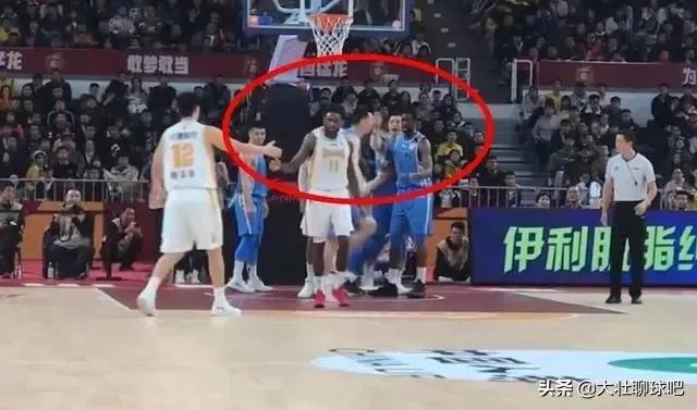 首钢和山西男篮的常规赛中，林书豪被外援富兰克林所撞到，翟晓川上前出头，你怎么看？