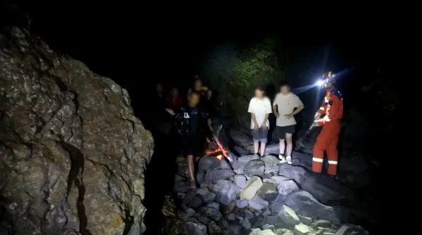 重庆一家11人溶洞避暑9人失联，消防员彻夜救援，她们遇到了什么难题？