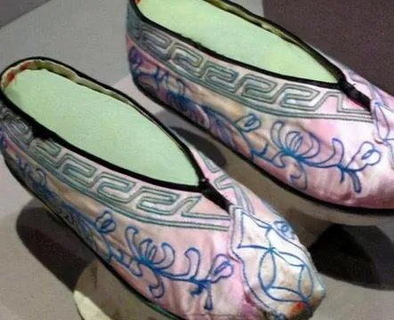 清朝妃子为什么要穿花盆底鞋 这鞋子有什么作用