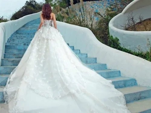 梦见穿婚纱寓意着什么 梦见穿婚纱好不好