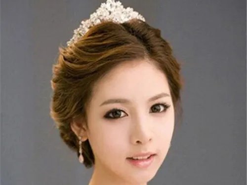 新娘盘发步骤怎么做  新娘盘发造型就这么简单