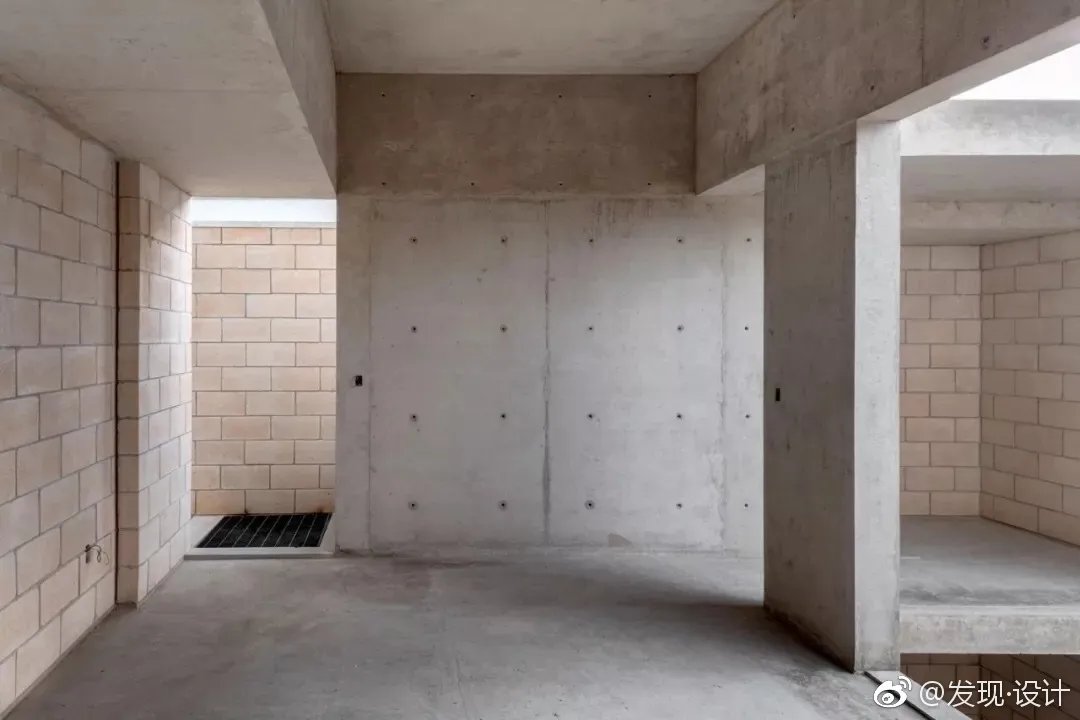 这座被命名为“AS Town House”的住宅位于墨西哥城...