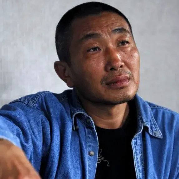 杜源4岁认识妻子，出道多年至今无绯闻，女儿成了最大的骄傲，你怎么看？