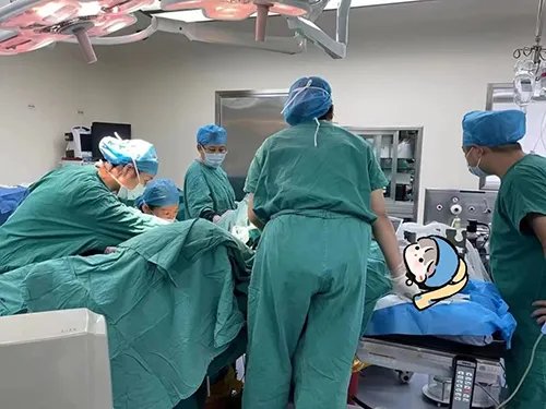 三胎“功成”却遇胎盘植入，多学科凌晨“总动员”成功抢救产妇生命